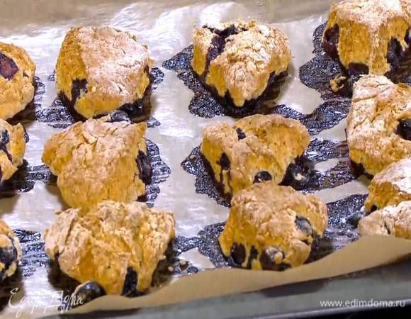 Выпекать булочки в разогретой духовке 15‒25 минут.