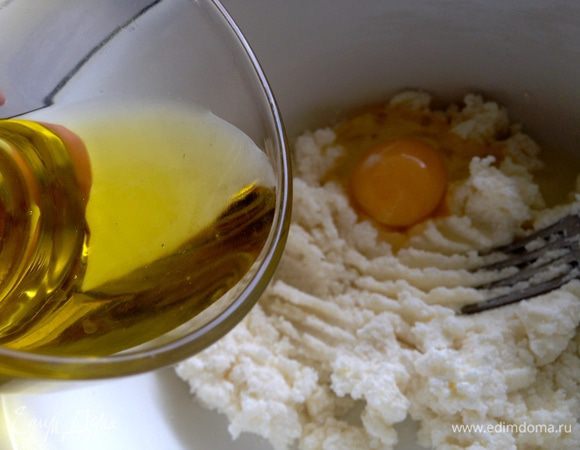 Творог растереть с сахаром, щепоткой соли и ванильным сахаром. Вбить яйцо и добавить растительное масло, тщательно перемешать все ингредиенты лопаткой.