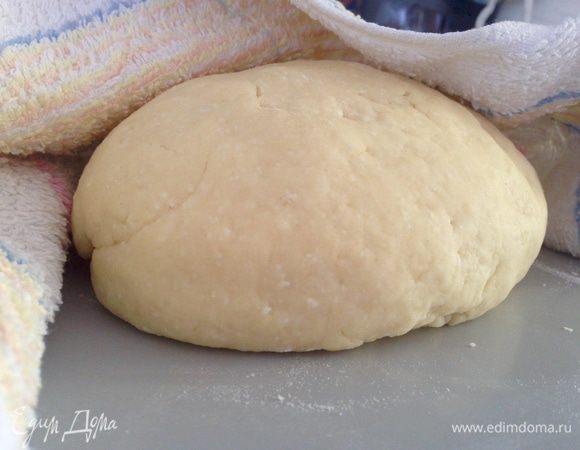 Всыпать просеянную муку с разрыхлителем и замесить тесто. Затем накрыть его полотенцем или пленкой и оставить на 20 минут в покое.