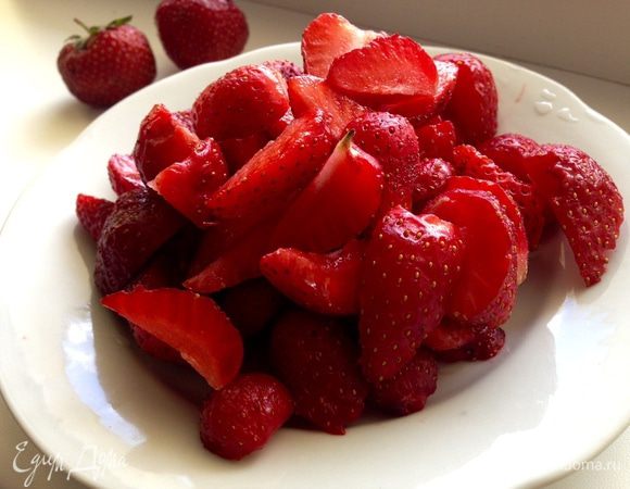 Клубнику вымыть, просушить и нарезать ломтиками. Смешать с крахмалом.