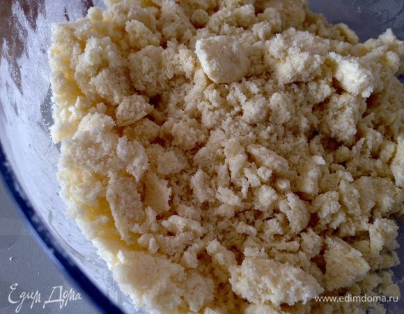 Приготовить штрейзель: соединить муку, масло и сахар. Хорошо протереть до появления крошки.