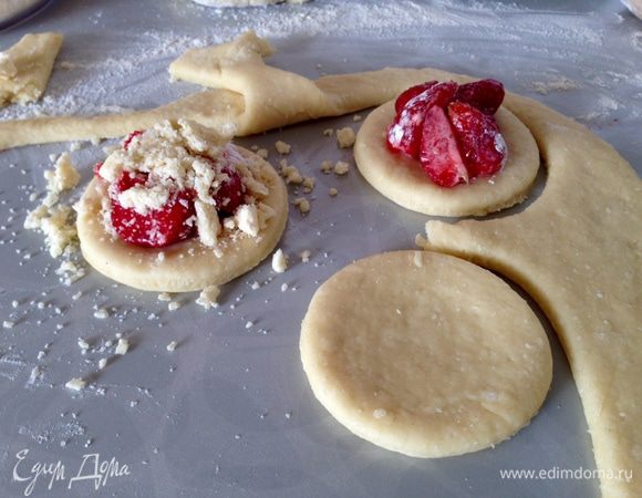 Раскатать тесто в пласт толщиной 7-8 мм., вырезать формой кружки. В центре каждого кружочка сделать углубление и выложить клубнику. Обильно осыпать клубнику штрейзелем. ***Это конечно лучше сразу делать на противне застеленным бумагой для выпечки, так как сложно потом переносить!))