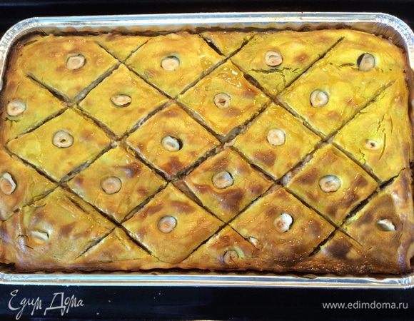 В заранее нагретую до 200°С духовку отправляем противень с пахлавой на 20 минут. Вынимаем пахлаву и тонкой струей льем мед между ромбиками. Ставим в духовку еще на 10 минут при температуре 180 градусов. Вынимаем, даем остыть, разрезаем и подаем к столу.
