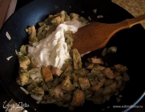 Рыбное филе и лук нарезать небольшими кусочками, обжарить на сковороде со специями для рыбы до легкого зарумянивания. Посолить, добавить 2 столовых ложки сметаны и, убавив огонь, накрыть крышкой. Потушить минут 10.
Ветчину тоже нарезать небольшими кусочками, смешать с ложкой сметаны.