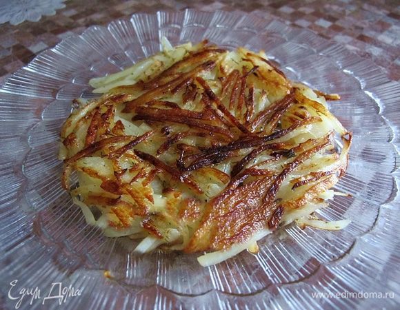 Решти:
Картофель, очистить, натереть на крупной терке. Добавить растопленное сливочное масло. Перемешать с сушеной петрушкой и укропом. Картофельную массу разделить на 6 частей, выложить на раскаленную сковороду, смазанную растительным маслом. Лопаточкой распределить в виде блина. Хорошо примять, в этом случае решти сохранит форму.
Обжарить до зарумянивания, затем перевернуть и обжарить с другой стороны.