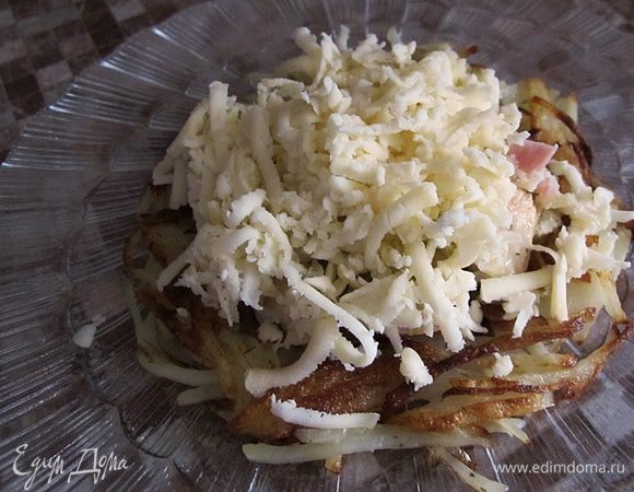 На решти положить либо рыбную начинку, либо ветчину, сверху посыпать тертым сыром и поставить в микроволновку на пару минут до расплавления сыра.
