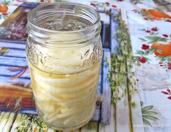 Лук почистить и нарезать кольцами. Из воды и уксуса приготовить маринад, положить в него лук.