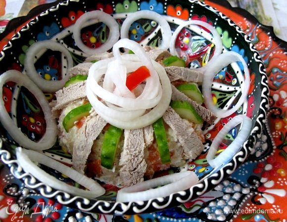 Подавать лучше порционно.
Картофель и морковь заправить соусом из катыка, смешанного с солью и перцем. Катык можно заменить густым натуральным йогуртом.
Выложить горкой в салатник, обложить ломтиками мяса, огурца и маринованного лука. 