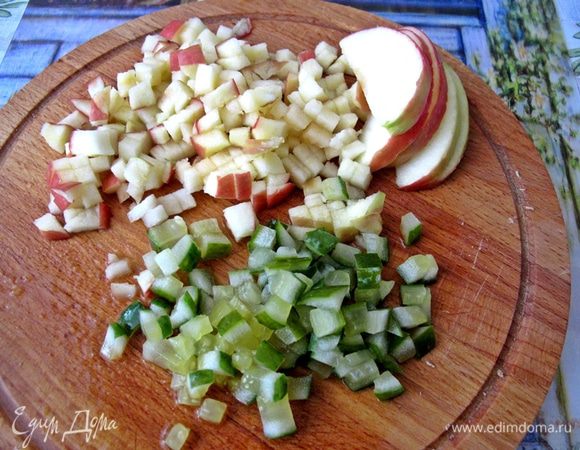 Яблоки очистить, вынуть сердцевинки.
Вареный картофель, консервированные огурцы, яблоки нарезать мелкими кубиками.