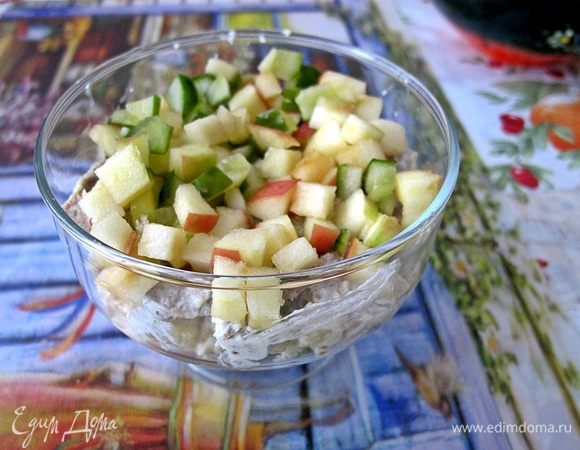 Также мелко нарезать сельдь, отварное мясо.
Все перемешать и заправить смесью сметаны с горчицей.