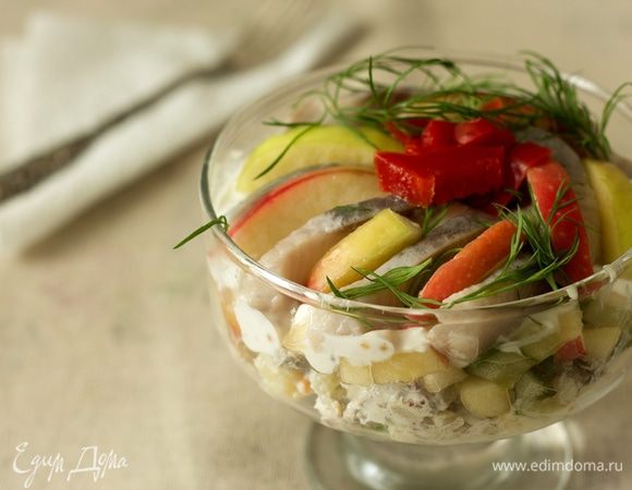 Сервируем порционно, украшаем яблоком, сельдью и зеленью.