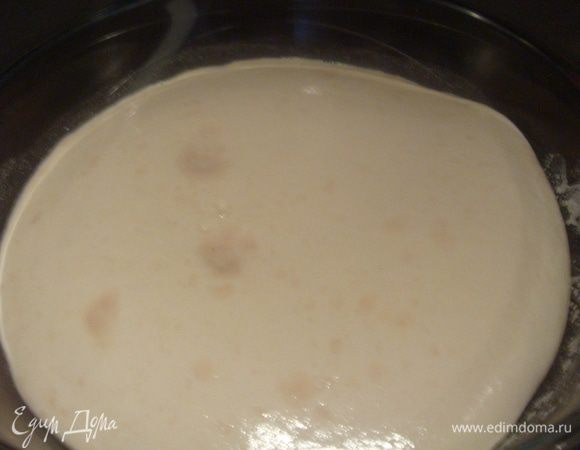 В теплой воде развести дрожжи добавить столовую ложку муки, чайную ложку сахара все хорошо перемешать накрыть салфеткой и поставить в теплое место на 10 минут пока не поднимется в два раза.