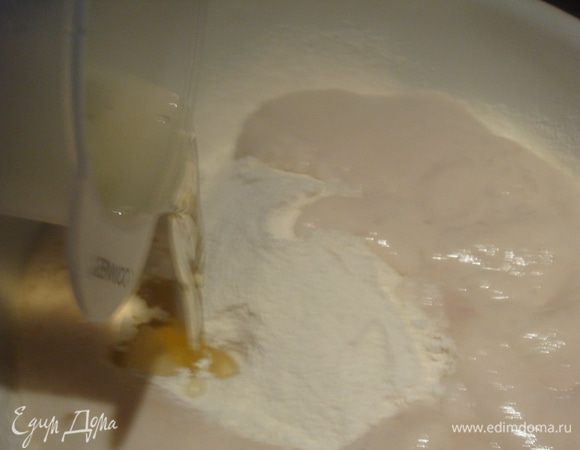 В большую миску просеять муку. Добавить опару, влить растительное масло, соль. Замесить мягкое тесто.