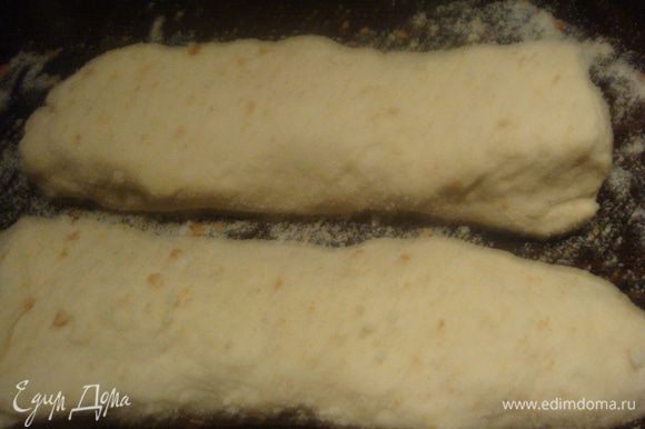 На рабочую поверхность стола насыпать (хлебные крошки) панировочные сухари с белого хлеба. тесто разделить на две части. Скатать два рулета и обвалять в сухарях.