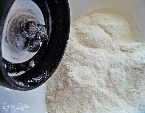 Просеять муку, смешать с солью.
