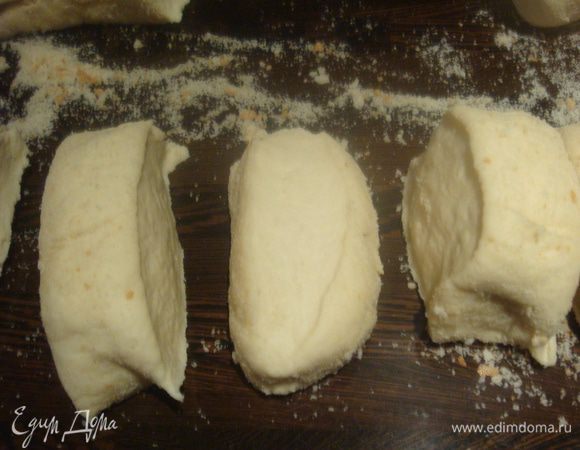 Рулеты нарезать ножом на части. У меня получилось 14 булочек.