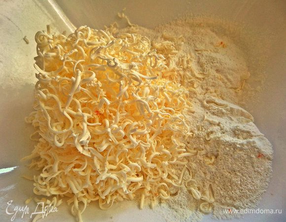 Масло убрать с вечера в морозилку и теперь натереть в муку.