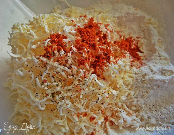 Добавить смесь перцев и паприку.