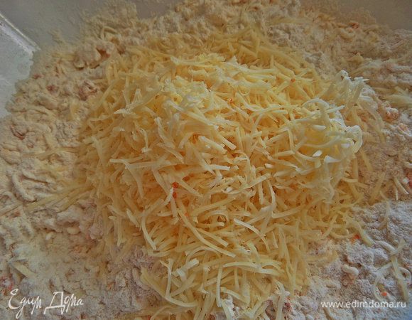 Добавить тертый сыр.