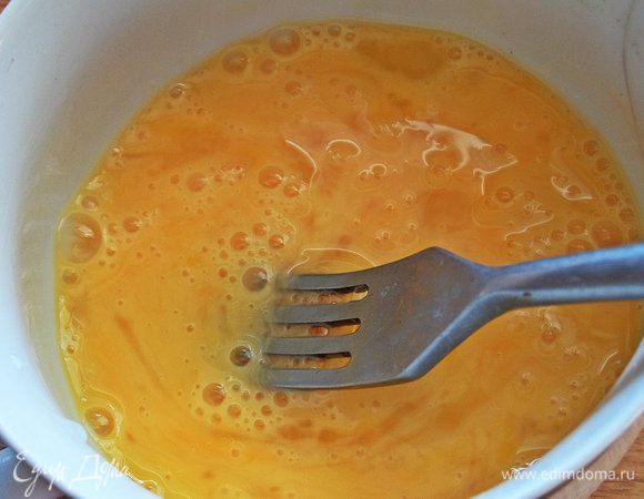 Яйцо отдельно взбить с ложкой воды.