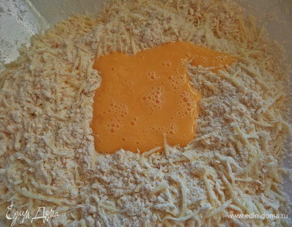 И вылить в тесто.