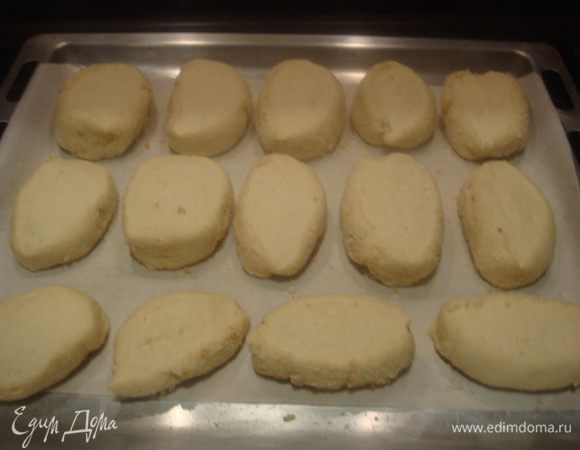 Противень застелить пекарской бумагой, присыпать хлебной крошкой выложить булочки. Накрыть полотенечком и поставить в укромное местечко, чтобы подошли.