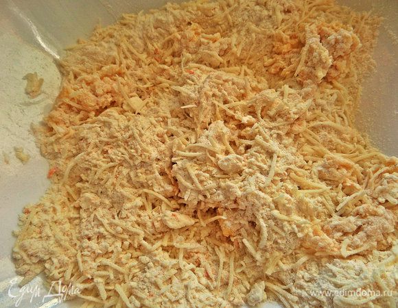 Замешиваем крутое тесто вначале ложкой.