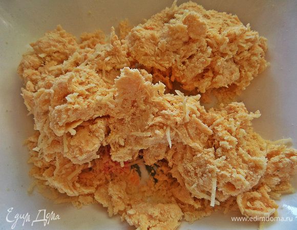 Затем месим рукой. Если это трудно сделать,добавляем по ложке воды, тут много зависит от влажности сыра.