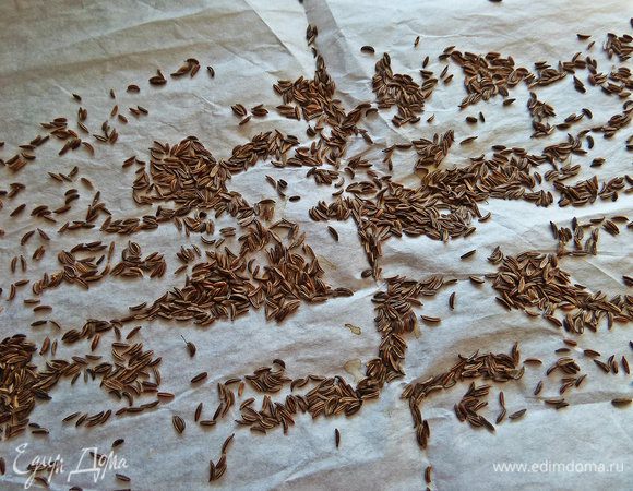 Насыпаем на бумагу или пленку тмин. Если остерегаетесь, можно взять тмина меньше, просто мы тут привыкли к тмину и нравится!