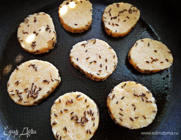 Выпекаем 15-20 минут при 180°С в смазанной форме.