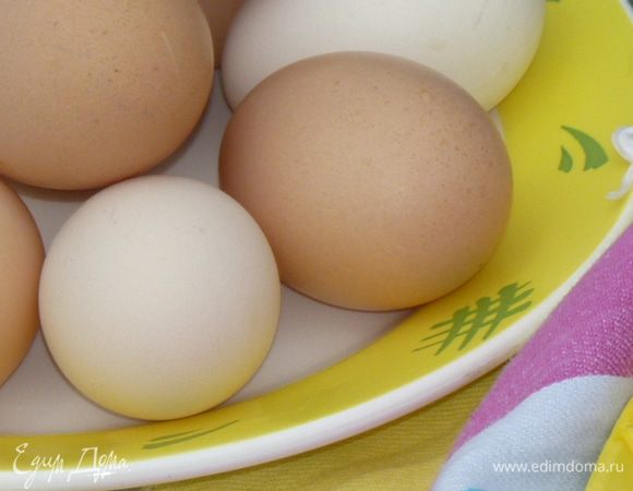 Параллельно сварить вкрутую яйца и остудить.
