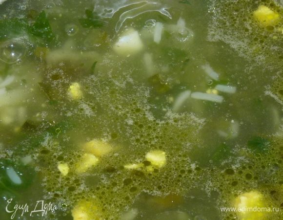 Добавить в суп яйцо вместе с тушенными перьями лука. Проварить 2 мин.