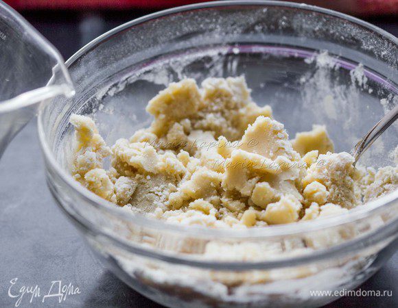 Первым делом необходимо приготовить тесто. Для этого просеем муку в миску, посолим и тонкой струйкой помешивая введем растительное масло. Затем также аккуратно вводим воду и замешиваем тесто уже руками. Не вливайте сразу всю воду, возможно понадобиться чуть меньше или больше, смотрите по состоянию теста.