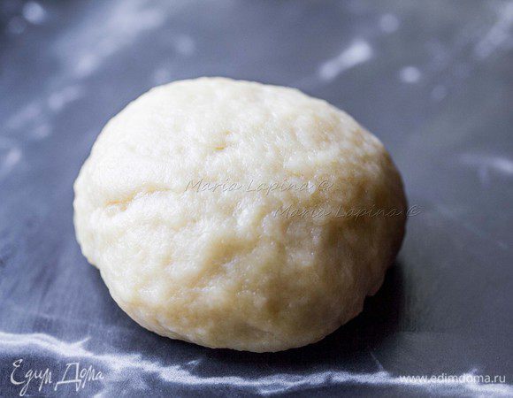 Готовое тесто скатаем в шар, завернем в пленку и уберем в холодильник на пол часа.