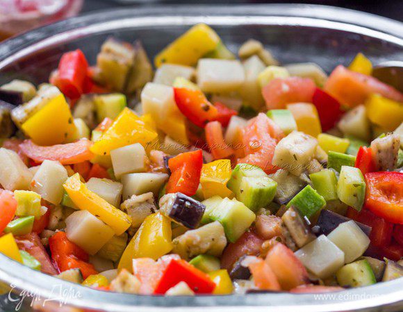 В начинку добавляем помидор, предварительно сняв с него кожу и нарезав на кубики.