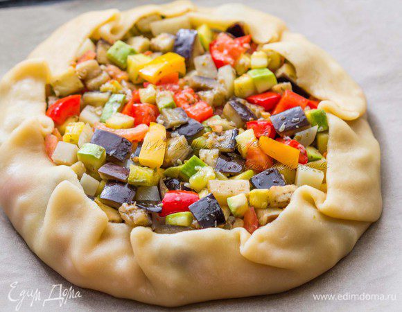 Выкладываем начинку в центр теста, края заворачиваем и отправляем обратно в духовку еще на 15 минут.