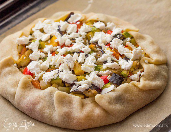 Посыпаем галету фетой, разламывая ее руками. Не жалейте фету, в запеченном виде она очень вкусна. И ставим обратно в духовку еще на 15-20 минут, включив функцию обдув или гриль, чтобы фета и тесто подрумянились.