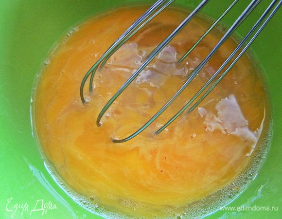 Яйца взбиваем.