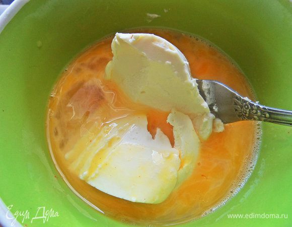 Добавляем его в яйца и снова взбиваем.