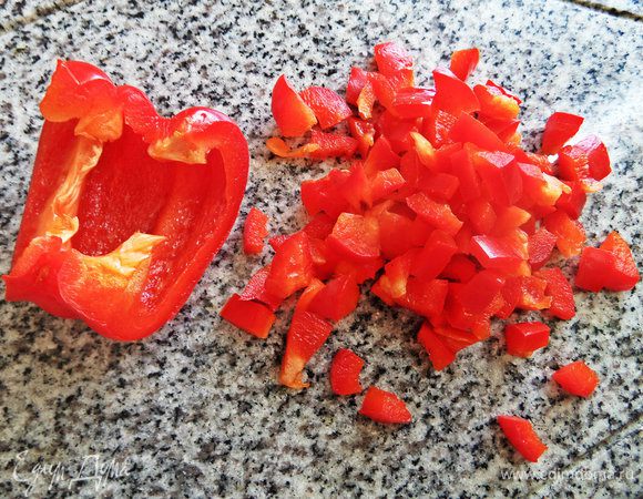 Перец чистим, измельчаем.