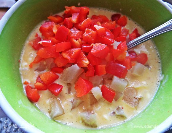 Высыпаем перец в начинку.