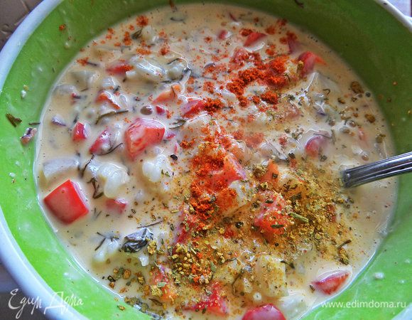 Добавляем смесь приправ, парику, соль, укроп, смешиваем.