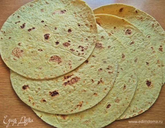 Берем тортильи или из лаваша вырезаем 2 круга.