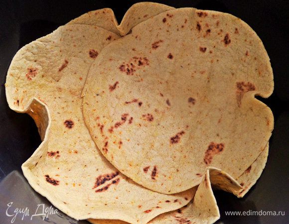 Смазываем дно чаши мультиварки маслом и укладываем внахлест лепешки, чтобы получились бортики.