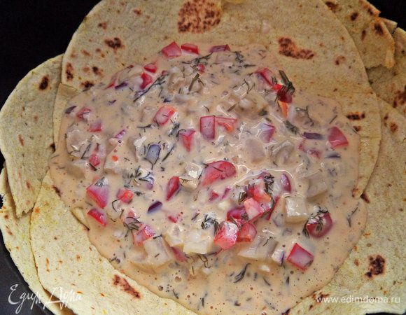 Распределяем на дно начинку.