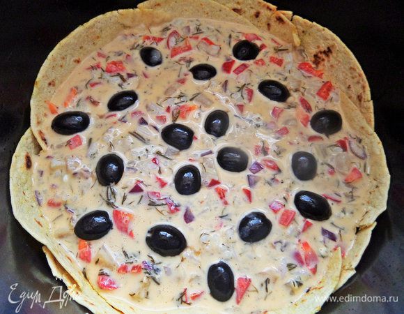 Втыкаем сверху половинки маслин.