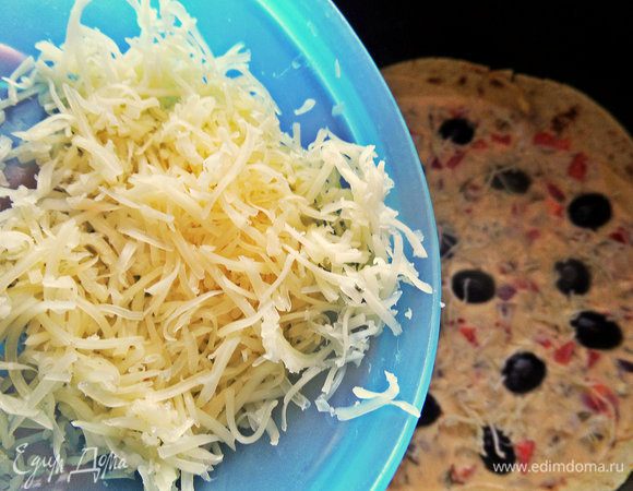 Посыпаем тертым сыром.