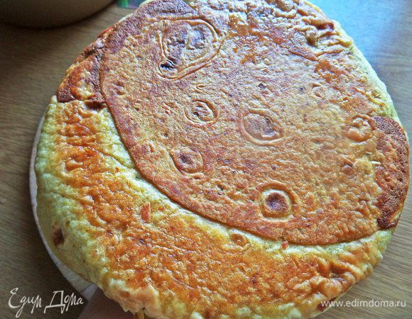 Так как серединка хорошо схватилась, можно перевернуть на тарелку, чтобы вытащить. Вот такая она снизу зажаристая.