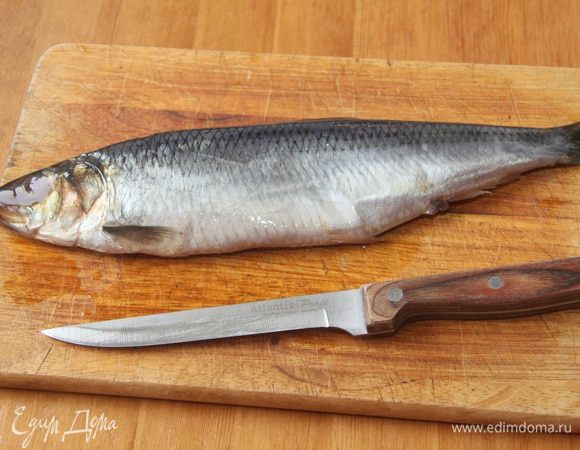 Сельдь весом 300 г разделать: снять кожу вместе с чешуей, удалить голову, хвост, плавники, хребет и крупные кости.