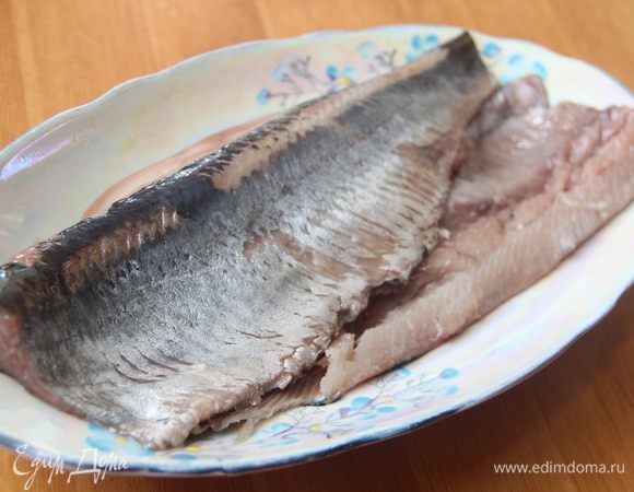 Филе селедки полностью очистить от мелких костей. Да, придется немного повозиться :)